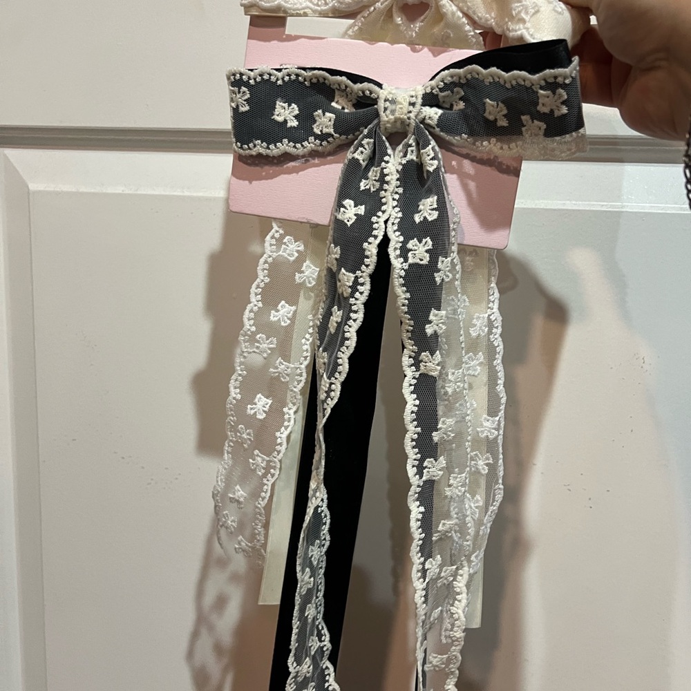 Elegant Lace Hair Bow